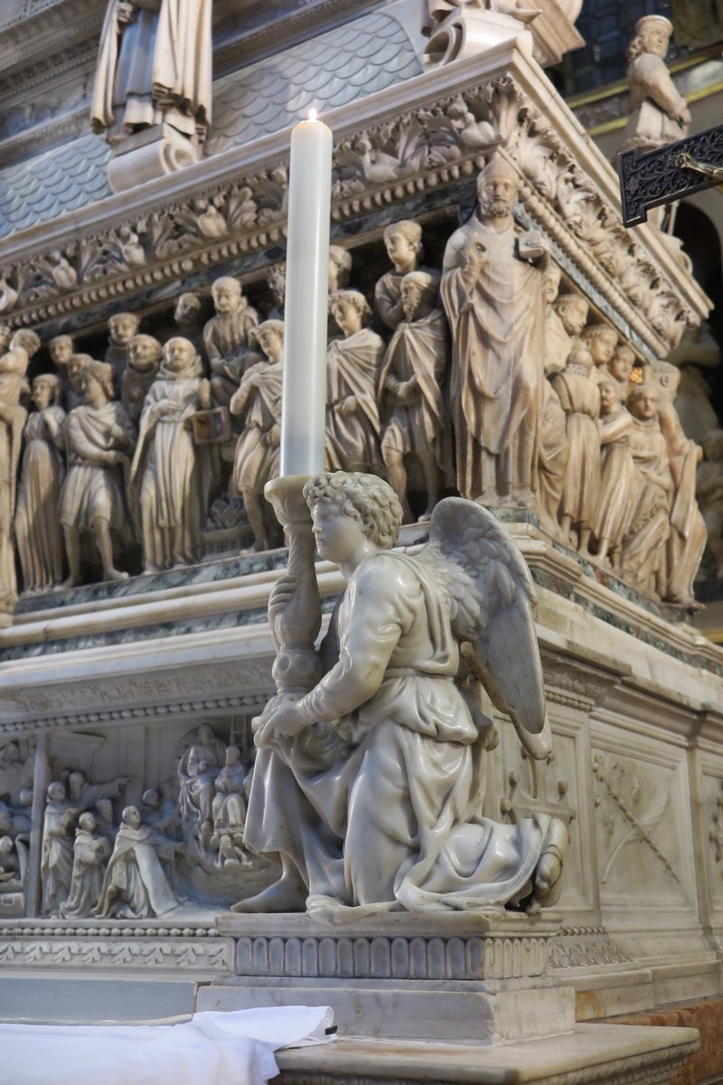 Cuvie めり Cari Meli さんにも教えてもらったミケランジェロの天使 を見にきたんですが 確かにムキムキでした 1枚目 この聖ドミニコの石棺が凄くて ニコラ ピサーノが大元を制作 ニッコロ デラルカが上部 そして一部彫像を ミケランジェロが追加し