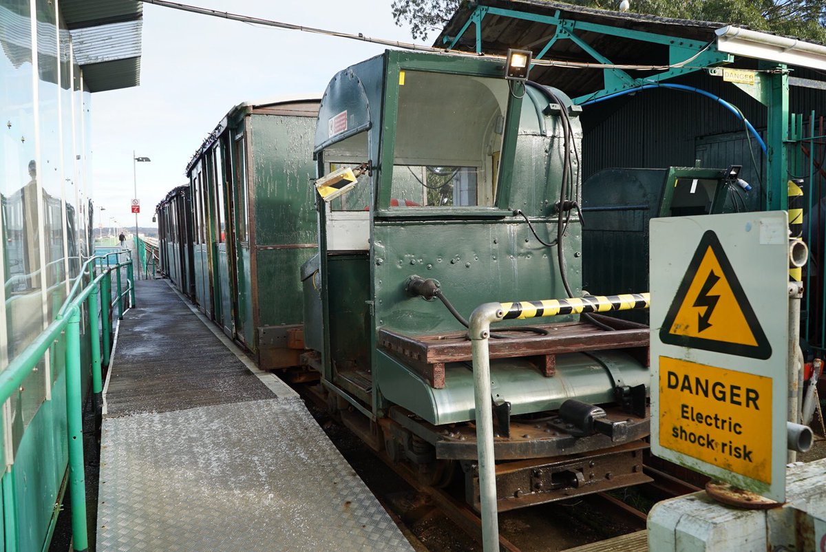 Mitchan_599's tweet photo. 前回のイギリス訪問で乗りそびれたハイス桟橋鉄道というのに乗ってみたんですが、どこを見ても超絶面白いです。
謙虚なナイトの言葉を借りて表すなら「古い、無骨、変態が合わさり最強に見える」。 https://t.co/GAgx1IpVRo