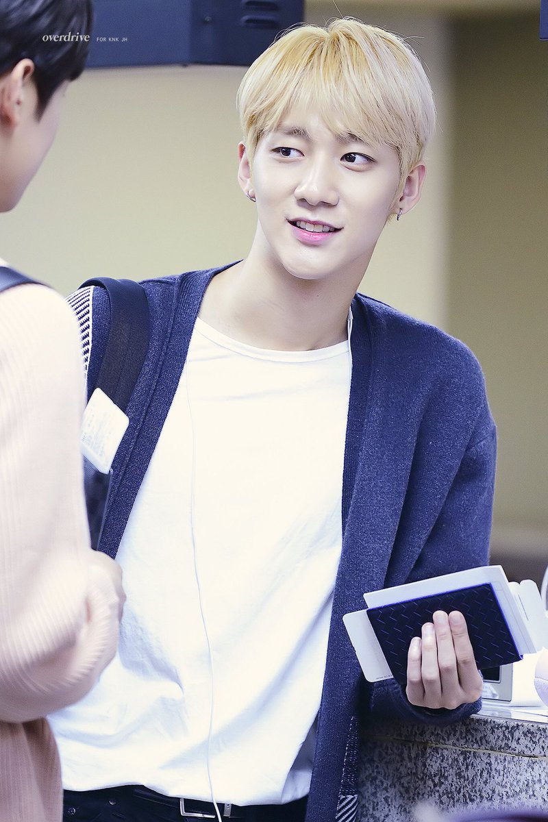 knk_useless's tweet photo. 김지훈은 귀를 뚫었지만 귀찌를 착용한다. https://t.co/Dp4rHv51Nq