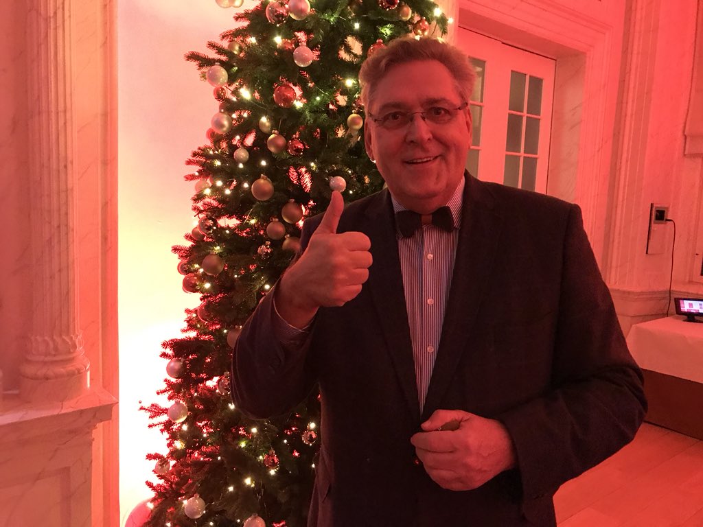 Oud en jong gaan prima samen. Geweldig leuk initiatief. <a href="/grannysfinest/">Granny's Finest</a> waar oma’s breien en jonge ontwerpers zorgen voor een leuke uitstraling. Kijk op hun Website. Voor de Kerst zocht ik deze strik uit: