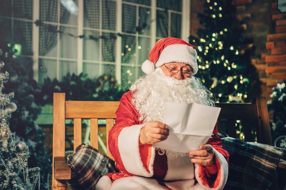 whatsonsthelens's tweet photo. Father Christmas and his reindeer will be in Church Square #StHelens tomorrow (Sunday 17 December) between 12 noon - 4pm to hear any last minute Christmas wishes!

Elvis the Elf will also be telling stories from within a giant snow globe in Church Square plus Funfair! https://t.co/cWt34TYomu