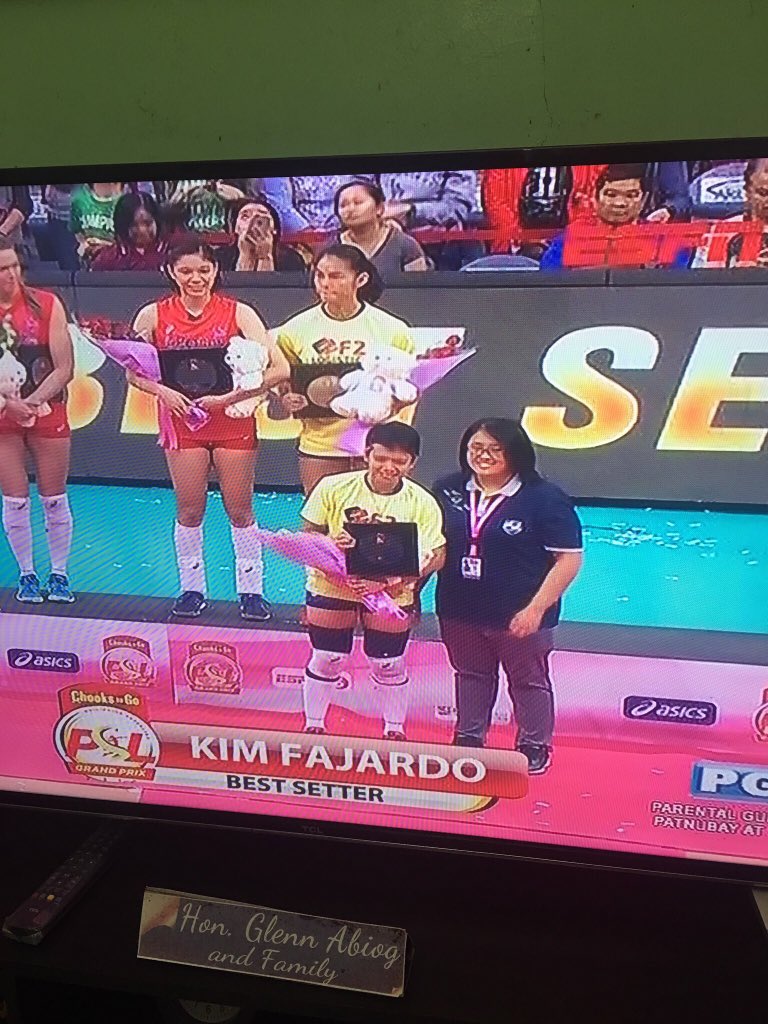 mhaaarj's tweet photo. Woooh!! Kimmy!!😊😍 Forever Best Setter!!👏🏻💚💛❤️ @kimfajardo9 #F2LogisticsCargoMovers #ChooksPSLFinals #PSLTheGrandFinale #PSLGrandPrix2017Finals https://t.co/rLQGg1n0ty