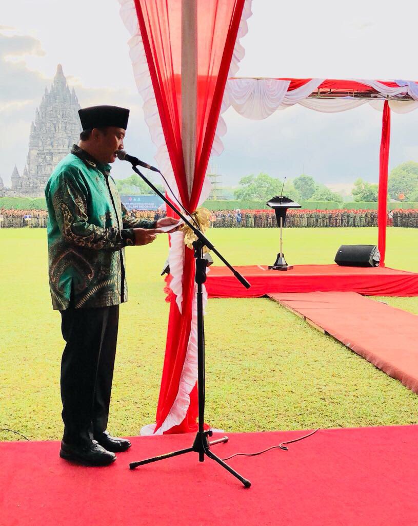 Seruan Kebhinnekaan Menpora Pak <a href="/imam_nahrawi/">Imam Nahrawi</a> di hadapan 20.000 peserta Apel Kebangsaan Banser Ansor NU dipimpin Gus <a href="/GusYaqut/">Gus Yaqut</a> dan Kokam Muhammadiyah dipimpin Bung <a href="/Dahnilanzar/">Dahnil A Simanjuntak</a> di Pelataran Prambanan.