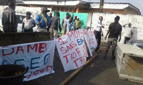 WirFuerGabun's tweet photo. #VfBFCB
#Gabon: A Libreville, la capitale du pays de l’ami de #Macron, les habitants d’une cité ont érigé les barricades pour réclamer de l’eau. Avec 500.000 dollars ont alimente cette cité en eau. #OnePlanetsummit
@EmmanuelMacron recevoir $500000 de #Biensmalacquis du #ClanBongo https://t.co/IPlwWH8gDN