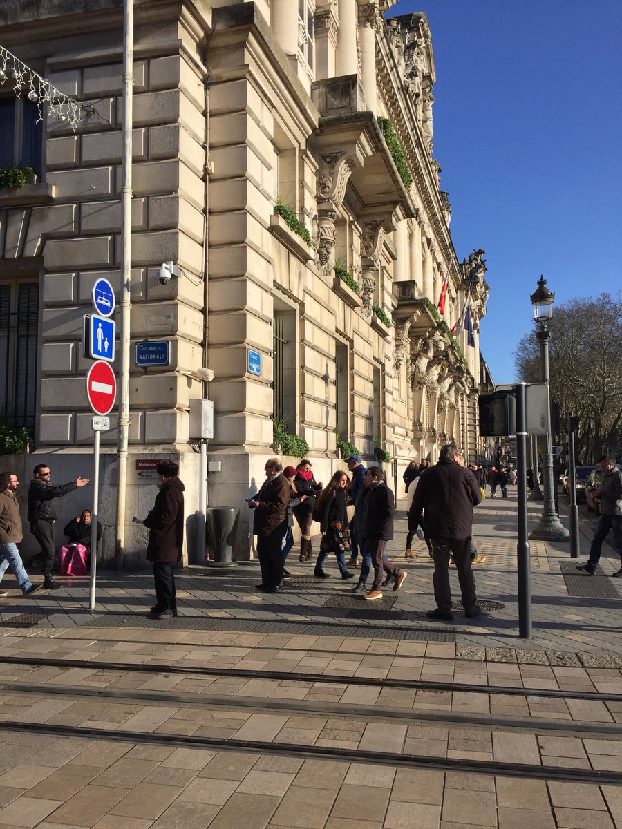 PeanVeronique's tweet photo. #touchepasamondrapeau #Fn37 Distribution place Jean-Jaures à Tours https://t.co/qthymNvp8L