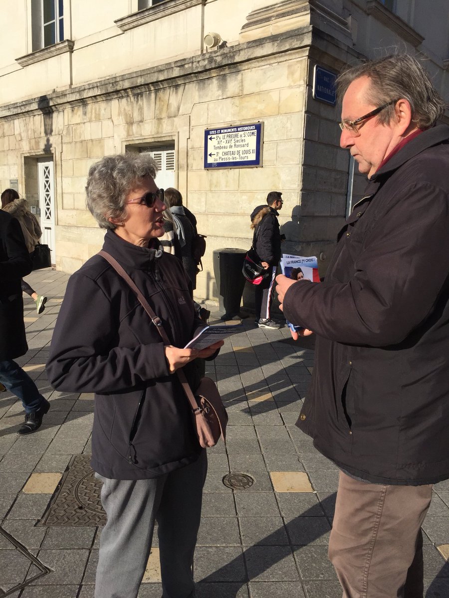 PeanVeronique's tweet photo. #touchepasamondrapeau #Fn37 Distribution place Jean-Jaures à Tours https://t.co/qthymNvp8L