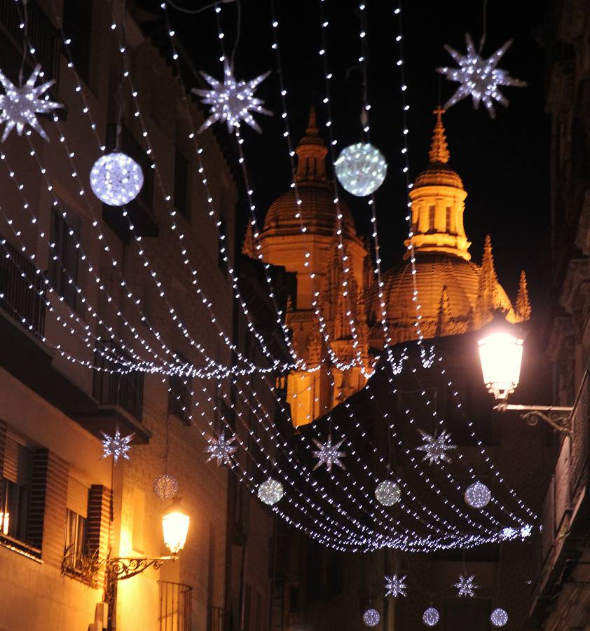 reservassegovia's tweet photo. ¡Disfruta de las fiestas navideñas en nuestra ciudad!
Ya tenemos en el centro de recepción de visitantes la programación de las actividades y conciertos durante esos días. https://t.co/QDnhI8ZA4d