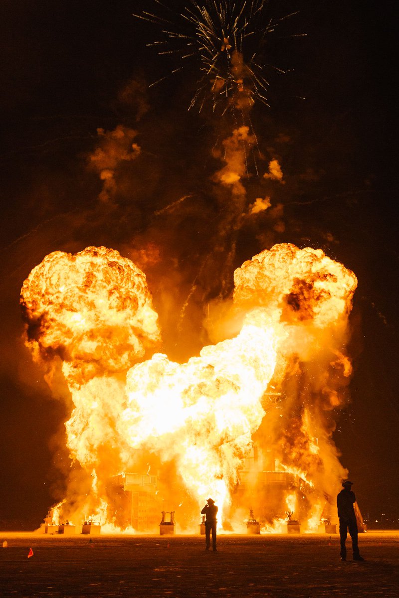 IdeaLaunchAp's tweet image. Beautiful Pictures from the 2017 Burning Man
French photographer  Matthieu Vautrin  went to the 2017 Burning Man. He came back with a beautiful picture series that plunges us in the craziest festival on Earth. Between installations and people who becom fubiz.net/en/2017/10/03/…