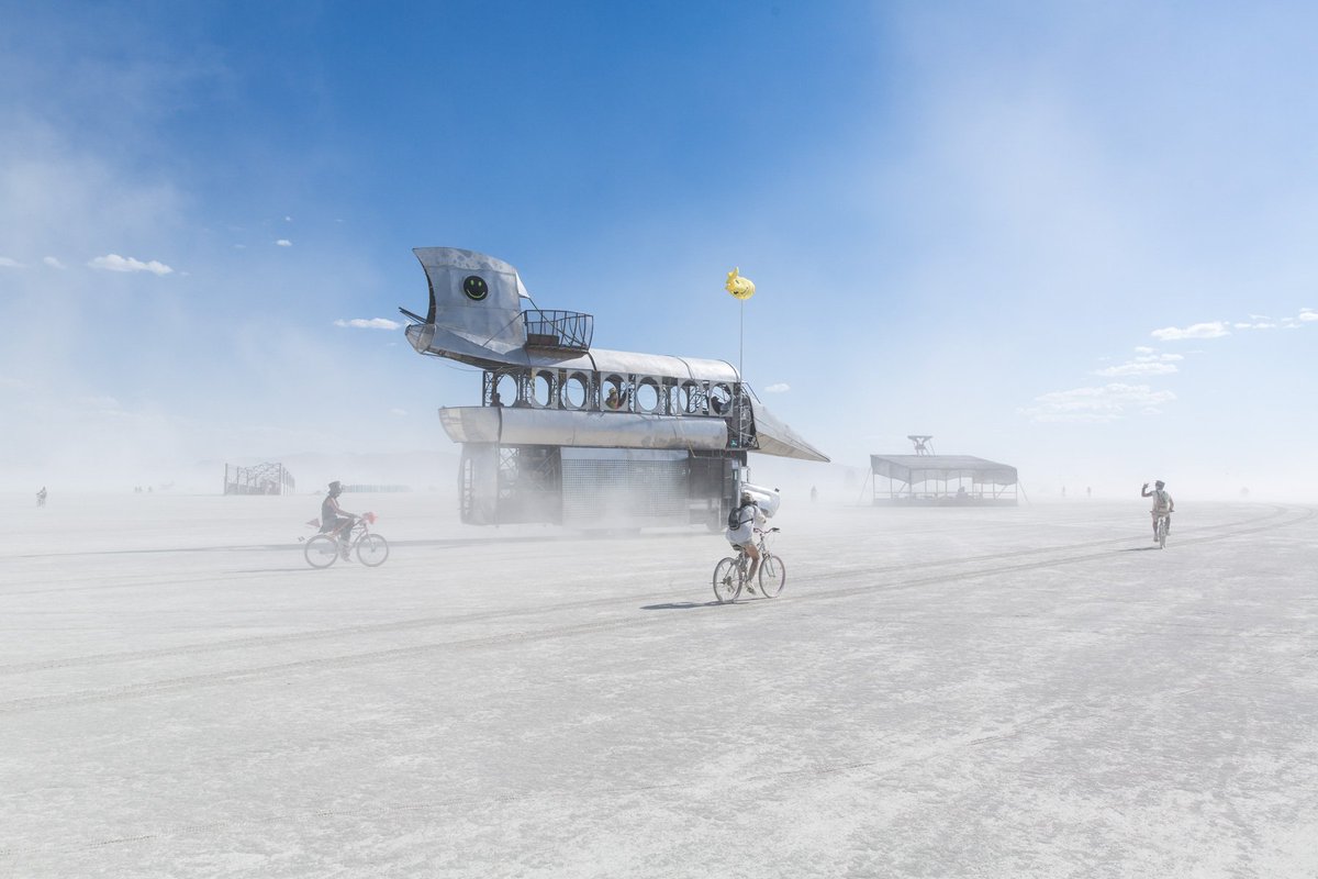 IdeaLaunchAp's tweet image. Beautiful Pictures from the 2017 Burning Man
French photographer  Matthieu Vautrin  went to the 2017 Burning Man. He came back with a beautiful picture series that plunges us in the craziest festival on Earth. Between installations and people who becom fubiz.net/en/2017/10/03/…