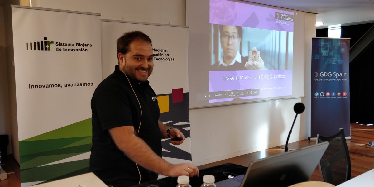 andreuibanez's tweet photo. Paco Martín de @IBMResearch nos presenta los increíbles pero ciertos avances en los chips cuánticos y la física cuántica de IBM en el #devfest17 #devfest17GDGLaRioja #Tenerife https://t.co/TEM3AiJMsb