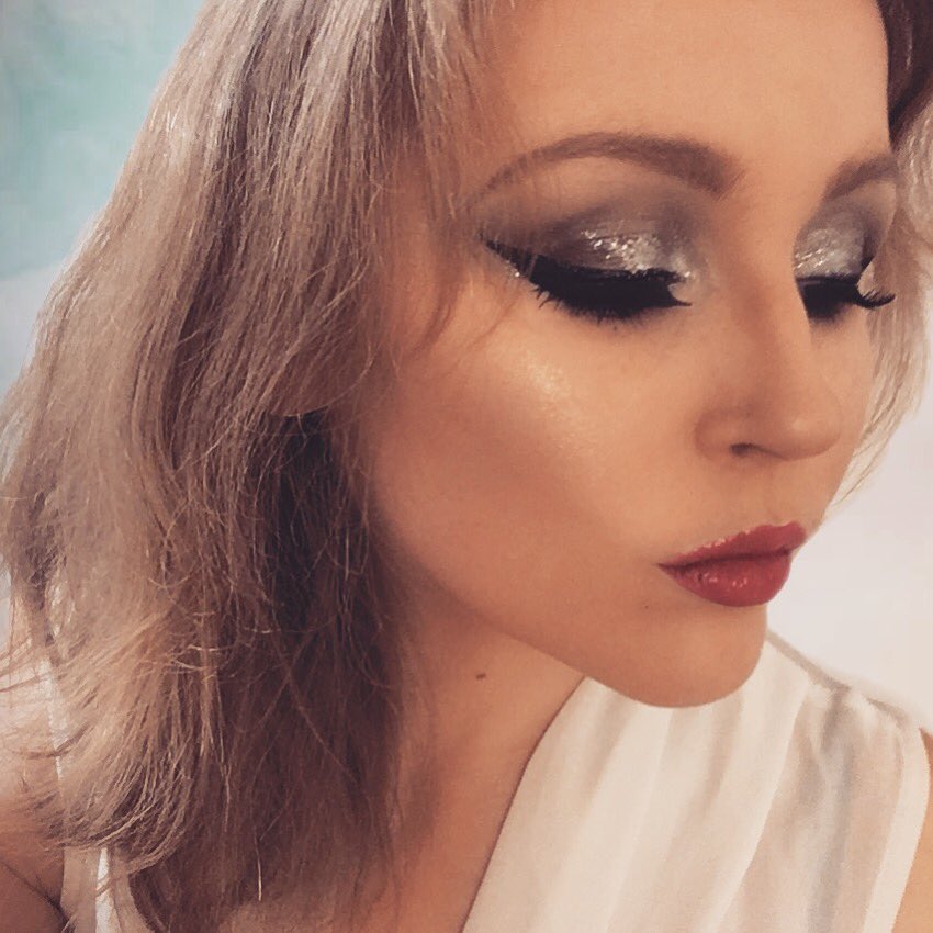 RobenBeauty's tweet photo. Christmas party ready makeup 💄 💁🏼‍♀️✨🎄 #christmasparty #makeup #glitter https://t.co/iz7C4zz1A4