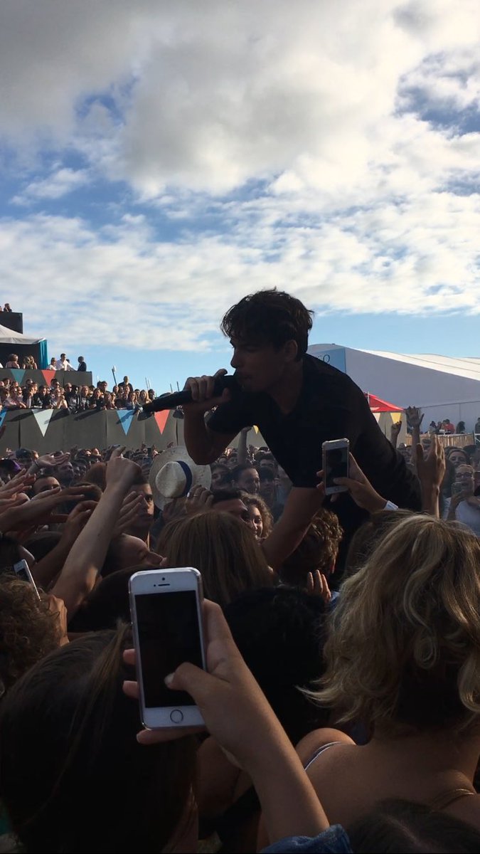 jcmpsh's tweet photo. c’était y’a 5 mois mais j’oublierais jamais cette soirée parce que c’était un des meilleurs concerts de toute ma vie merci pour tout #Francos2017 @Georgioxv3 https://t.co/Bh0rPRQFPo