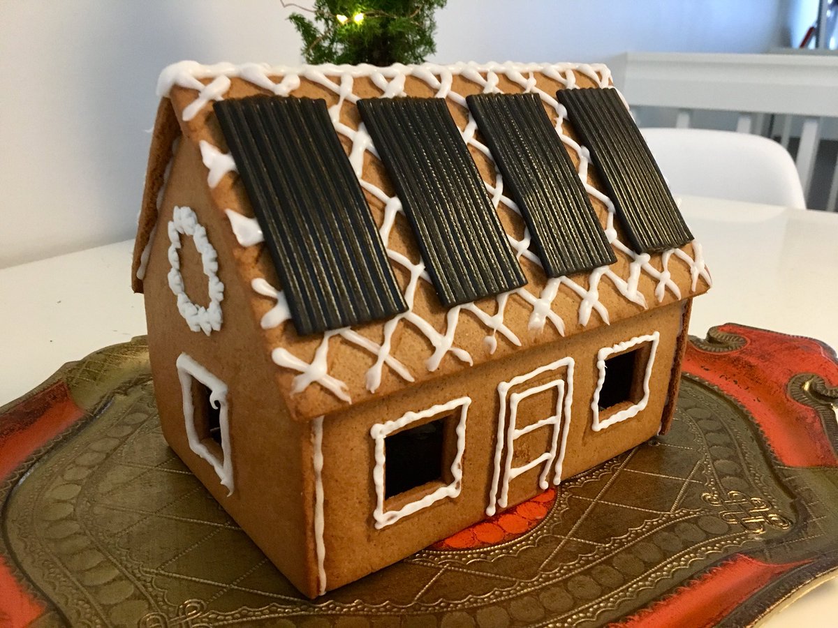 tembus's tweet photo. Tämän vuoden piparkakkutalo sai katolleen savupiipun sijaan aurinkopaneelit #lakumatto #halva #christmas #solar https://t.co/FIZjeo1d5O