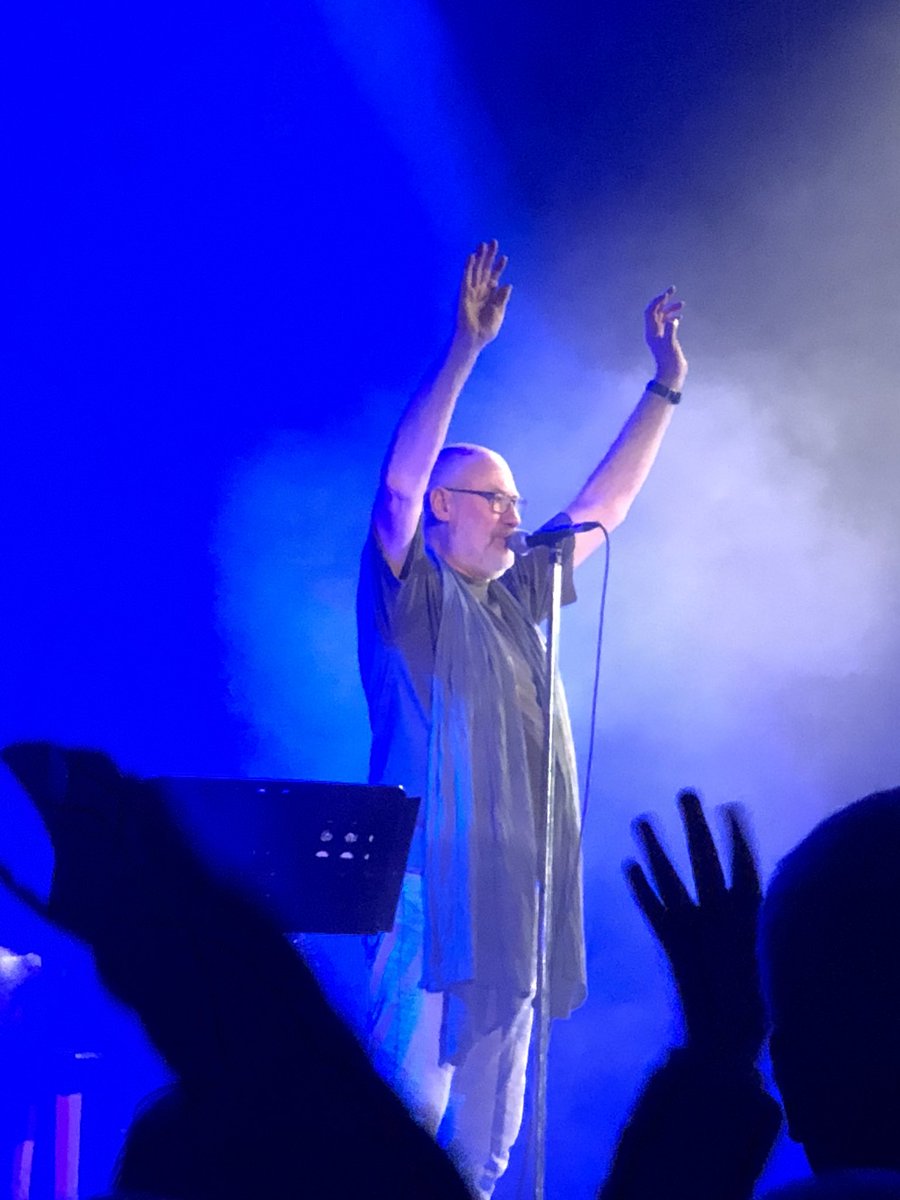 MachineGun1967's tweet image. @FishheadsClub awesome gig at @Islington_AH - the big man was in fine form, loved the #ClutchingAtStraws t shirts ....👍