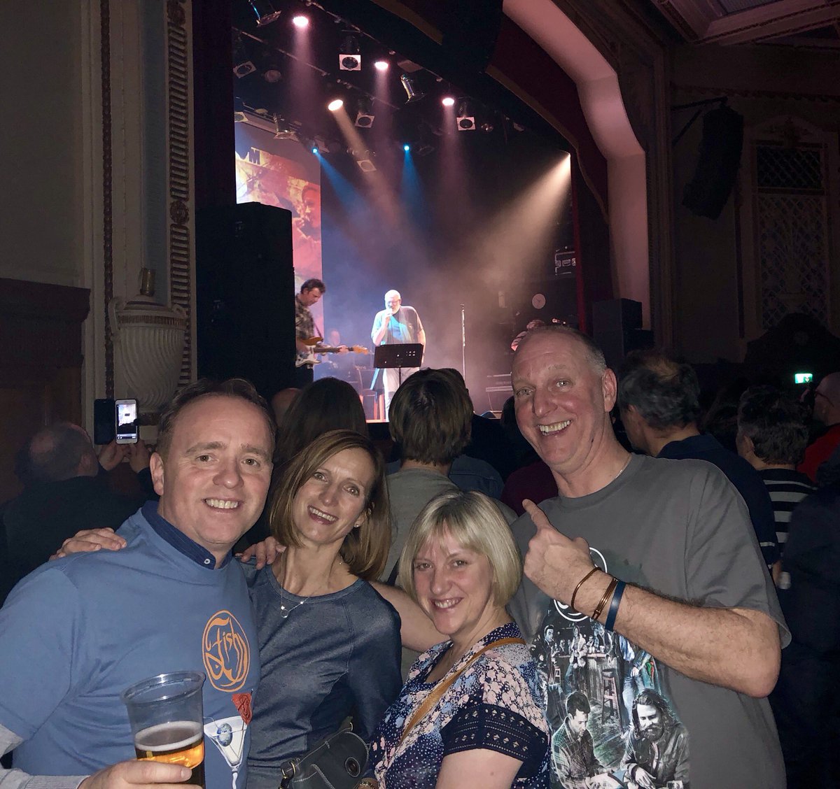 MachineGun1967's tweet image. @FishheadsClub awesome gig at @Islington_AH - the big man was in fine form, loved the #ClutchingAtStraws t shirts ....👍