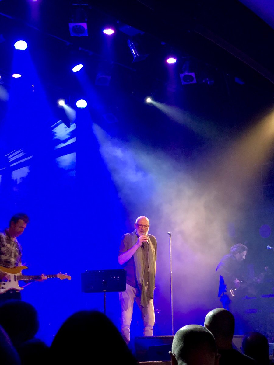 MachineGun1967's tweet image. @FishheadsClub awesome gig at @Islington_AH - the big man was in fine form, loved the #ClutchingAtStraws t shirts ....👍