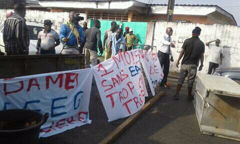 BrunoCacique's tweet photo. #Gabon: A Libreville, la capitale du pays de l’ami de #Macron, les habitants d’une cité ont érigé les barricades pour réclamer de l’eau. Avec 500.000 dollars ont alimente cette cité en eau. #Gabon #OnePlanetsummit
@EmmanuelMacron recevoir $500000 de #Biensmalacquis du #ClanBongo https://t.co/uMRlsGmdev