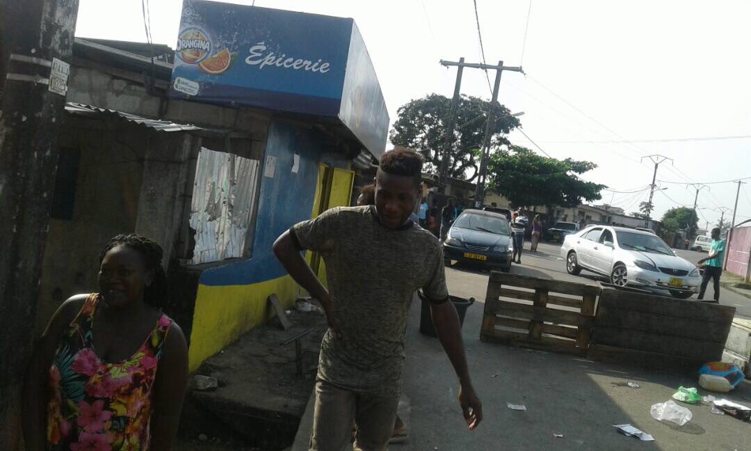 BrunoCacique's tweet photo. #Gabon: A Libreville, la capitale du pays de l’ami de #Macron, les habitants d’une cité ont érigé les barricades pour réclamer de l’eau. Avec 500.000 dollars ont alimente cette cité en eau. #Gabon #OnePlanetsummit
@EmmanuelMacron recevoir $500000 de #Biensmalacquis du #ClanBongo https://t.co/uMRlsGmdev