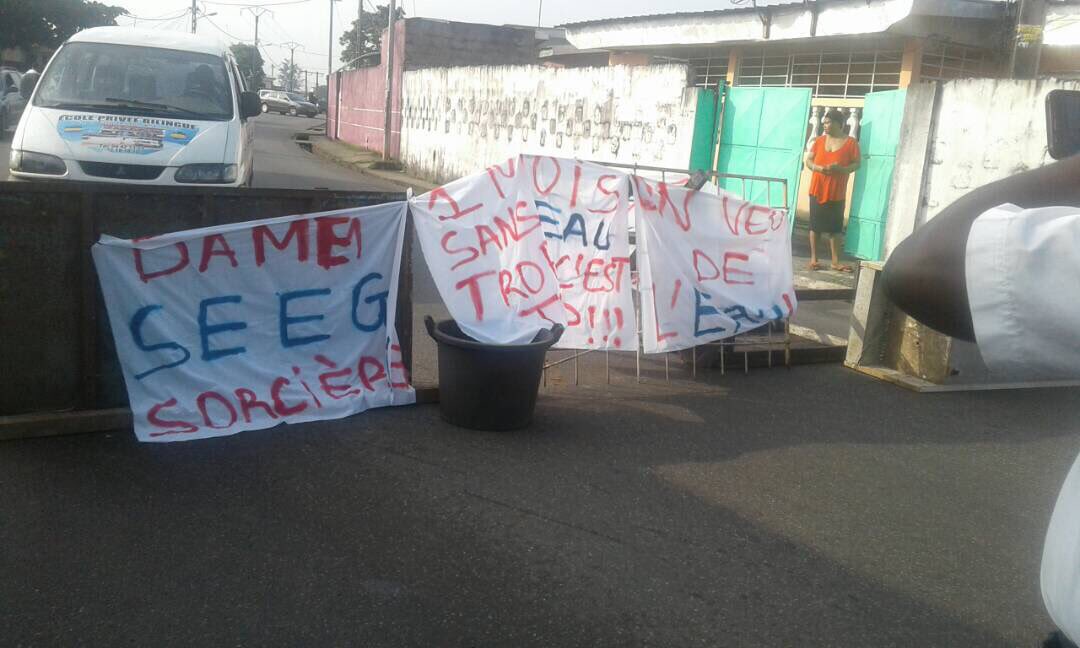 BrunoCacique's tweet photo. #Gabon: A Libreville, la capitale du pays de l’ami de #Macron, les habitants d’une cité ont érigé les barricades pour réclamer de l’eau. Avec 500.000 dollars ont alimente cette cité en eau. #Gabon #OnePlanetsummit
@EmmanuelMacron recevoir $500000 de #Biensmalacquis du #ClanBongo https://t.co/wVVkm3JIWt