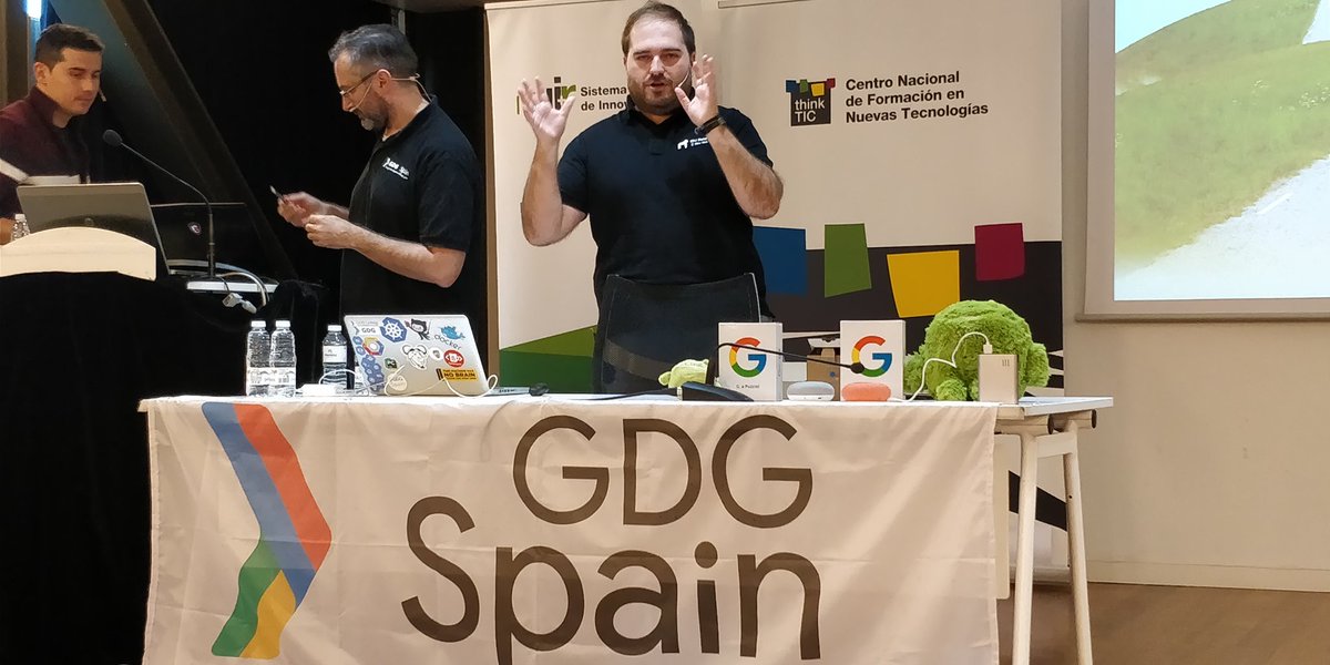 andreuibanez's tweet photo. Los locos de la colina, digo, de la computación cuántica en la pantalla del #DevFest17 #devfest17GDGLaRioja un proyecto abierto usado en todo el mundo #IBMQ https://t.co/hWa6gdxBgD
