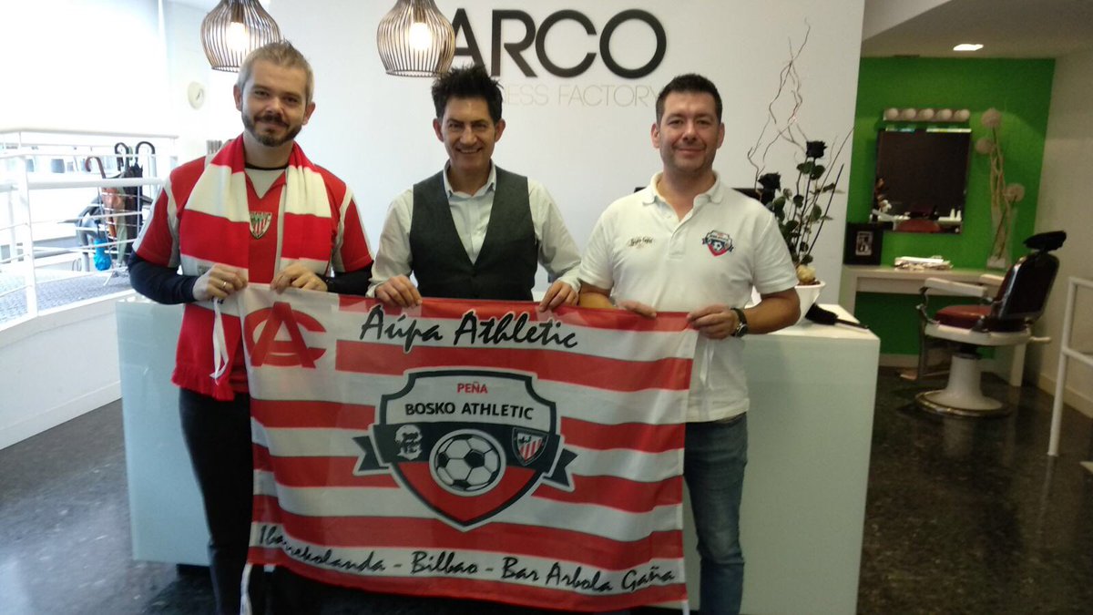 BoskoAthletic's tweet photo. Iñaki, de @arcopeluqueria, recibe su carné de socio de nuestra Peña. Le agradecemos su patrocinio en la elaboración de los carnés de @BoskoAthletic de esta temporada. https://t.co/SaQ570tsk9