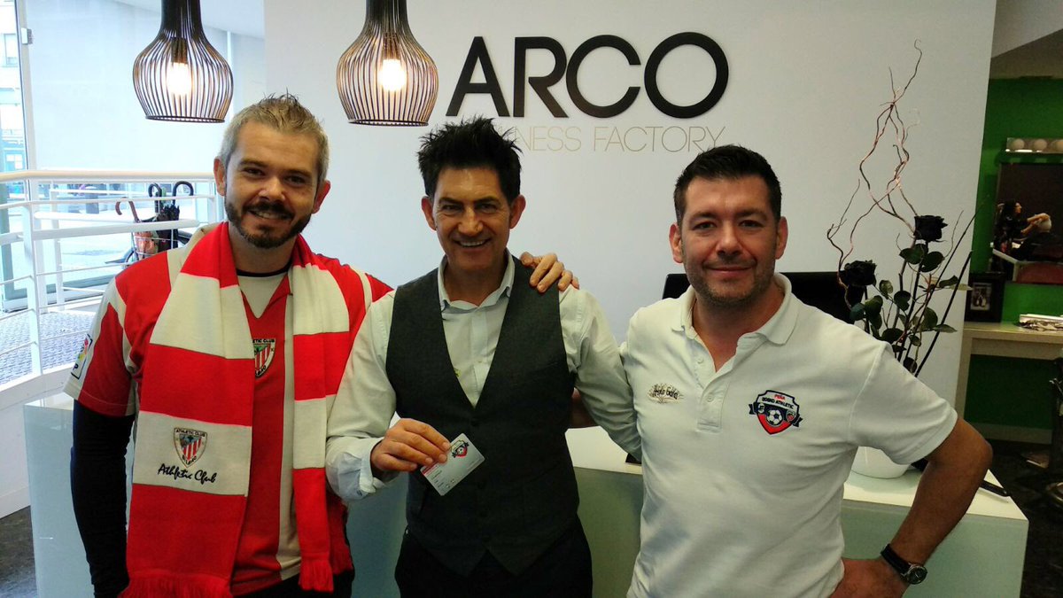 BoskoAthletic's tweet photo. Iñaki, de @arcopeluqueria, recibe su carné de socio de nuestra Peña. Le agradecemos su patrocinio en la elaboración de los carnés de @BoskoAthletic de esta temporada. https://t.co/SaQ570tsk9