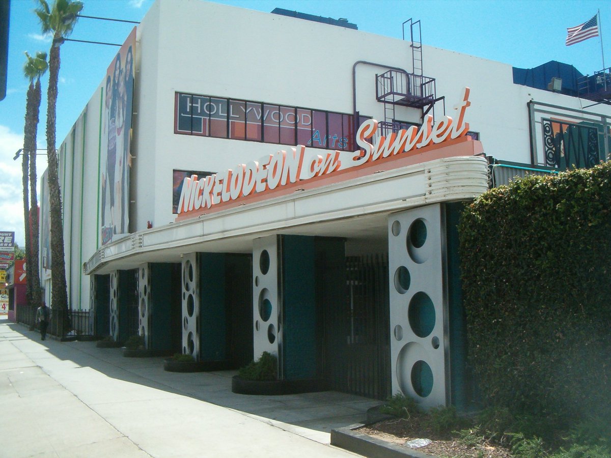 DrakeBell_ESP's tweet photo. Nickelodeon on Sunset, el estudio donde se grabaron series como The Amanda Show, Drake &amp; Josh, Ned's Declassified School Survival Guide, iCarly, True Jackson VP, Victorious y Sam &amp; Cat, está siendo derribado😢
#NickOnSunset #RIPNickOnSunset #Nickelodeon https://t.co/6nm9FTROU3