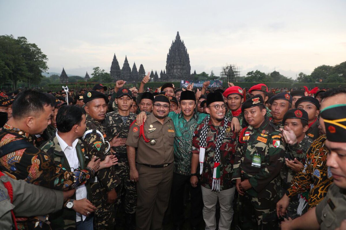 Kalao Ansor Banser NU dan Kokam Muhammadiyah, Ormas Pemuda Islam terbesar di Indonesia sdh bersatu dam bergandengan tangan utk Kebhinnekaan Indonesia. Tenang hati kita. Tks Pak Menpora <a href="/imam_nahrawi/">Imam Nahrawi</a> <a href="/GusYaqut/">Gus Yaqut</a> <a href="/Dahnilanzar/">Dahnil A Simanjuntak</a> cc <a href="/sahaL_AS/">akhmad sahal</a> <a href="/na_dirs/">Nadirsyah Hosen</a>
