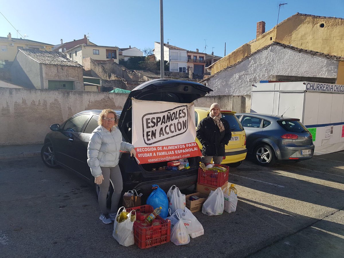E2000LosSantos's tweet photo. 🎄Campaña navideña de @esenaccion en Los Santos, gracias a todos los vecinos que han colaborado un año más. #FelizNavidad2017 #defendemosnuestropueblo https://t.co/unJHhAjQi8