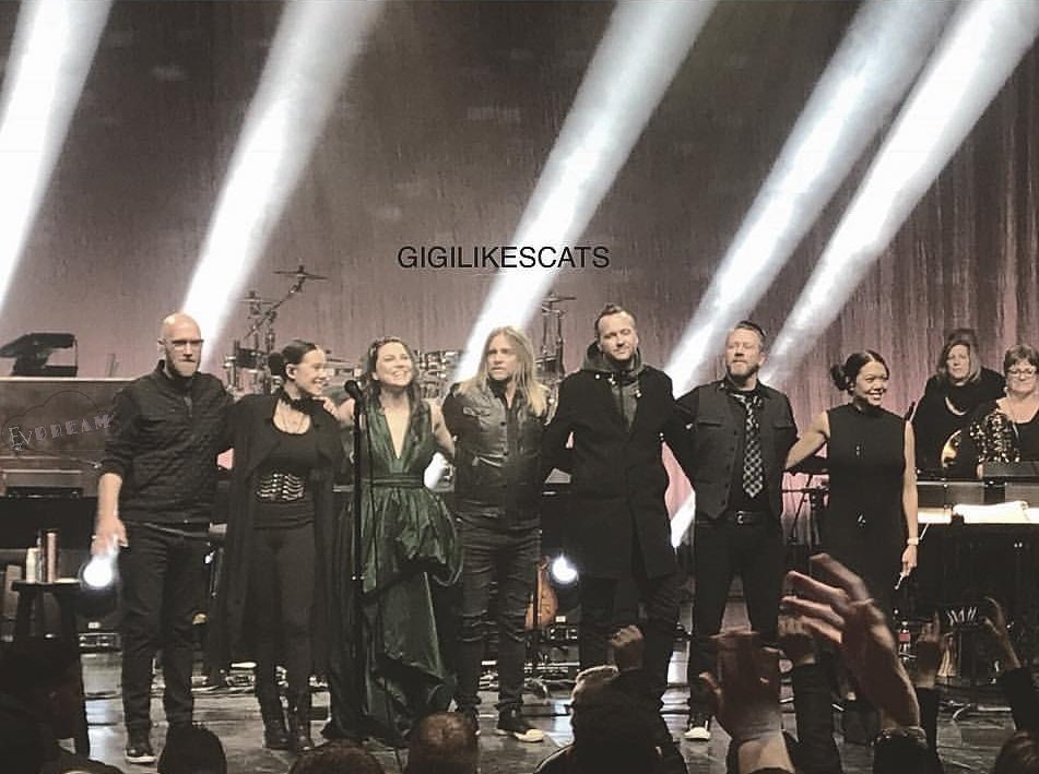 EvDreamOficial's tweet photo. Depois de um concerto incrível, chega a hora do agradecimento. 🙏🏼

#Evanescence #Evanescencefan #EvanescenceIsBack #Synthesis #SynthesisLive #SynthesisTour #SynthesisTour2017 #AmyLee #JenMajura #TroyMclawhorn #WillHunt #TimMcCord #SusieSeiter  #Orchestra #grandtheatre https://t.co/5Tdh5TiRPo