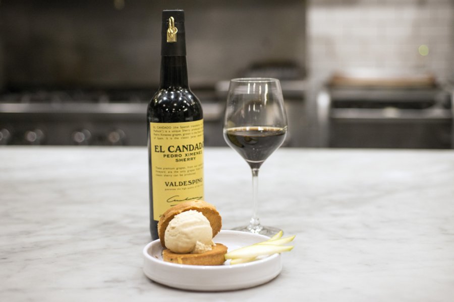 KERST TIP - Perenijs sandwich met gruyere rozemarijn zandkoekjes in combinatie met Pedro Ximénez -> sherry.wine/nl/media-trade… #sherrylover #sherrywine #sherrychristmas #PX