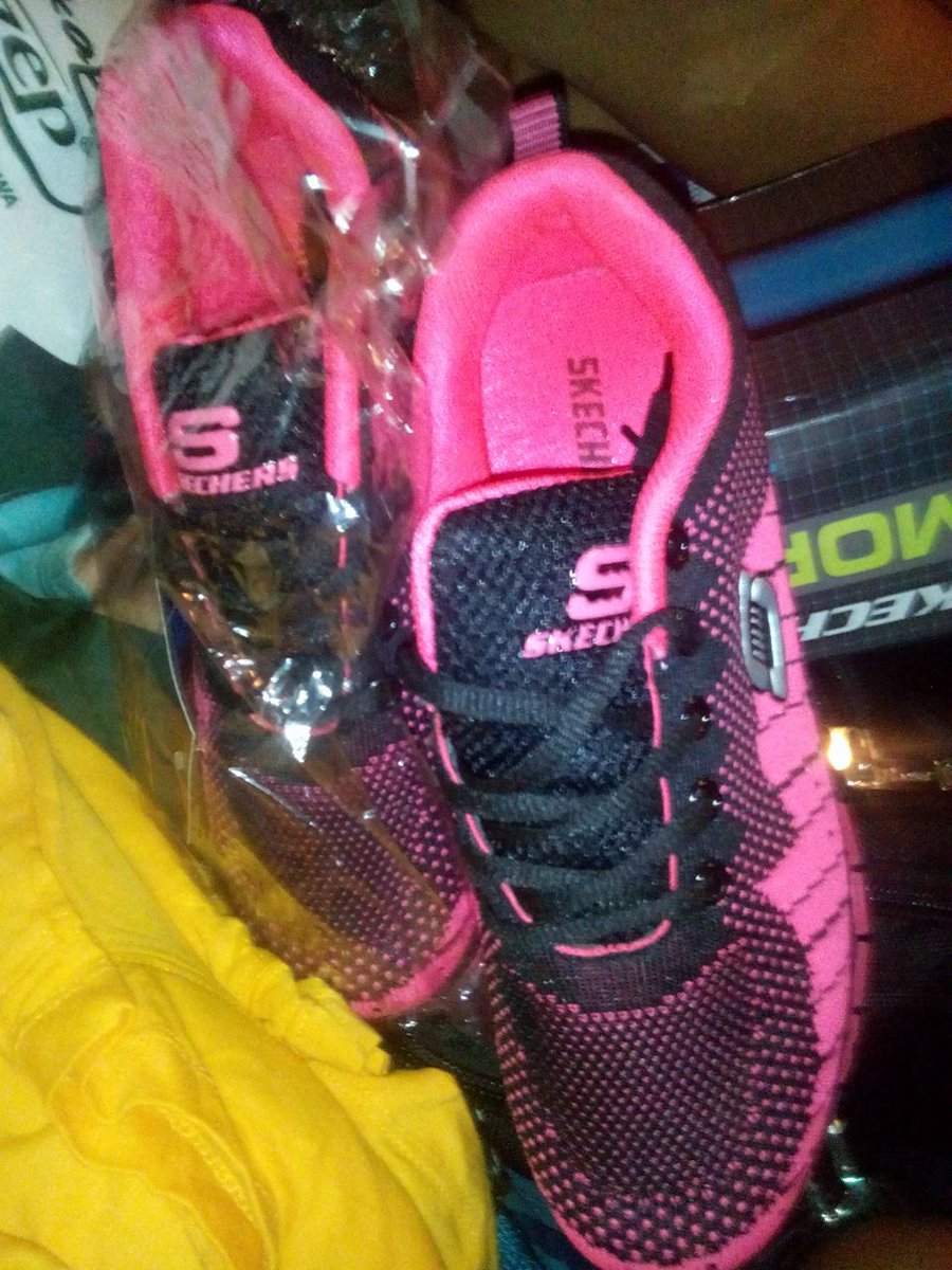 cutefaith25's tweet photo. Thankyou ani Auntie Yaniee 😍Madungag nakas akong mga babies diri 😂bitaw I can't wait to see you 😍👌🏻#FreshfromKuwait #christmasGift #SKECHERS https://t.co/Jmgy402PKd