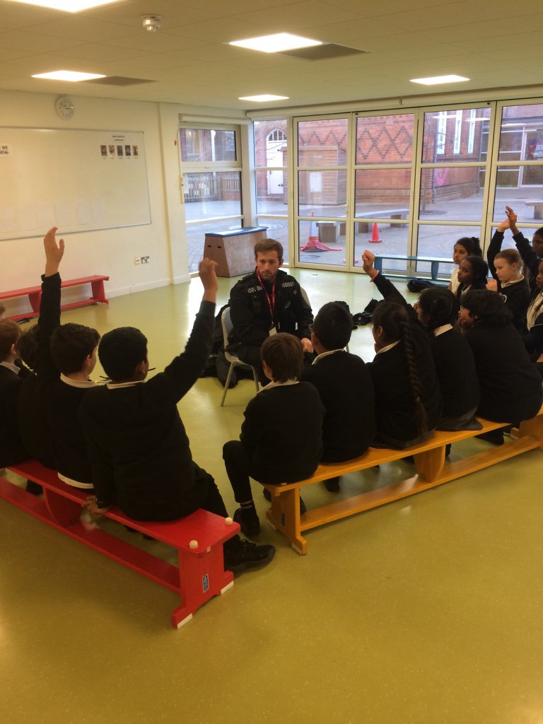 TVP_MiniPolice's tweet photo. Excellent clean up in the Katesgrove Neighbourhood by Katesgrove Mini-Police followed by an interesting Q + A with the South Reading NHPT and the Mini-Police themselves! #community #CleanUp https://t.co/bD0dvhUEy0