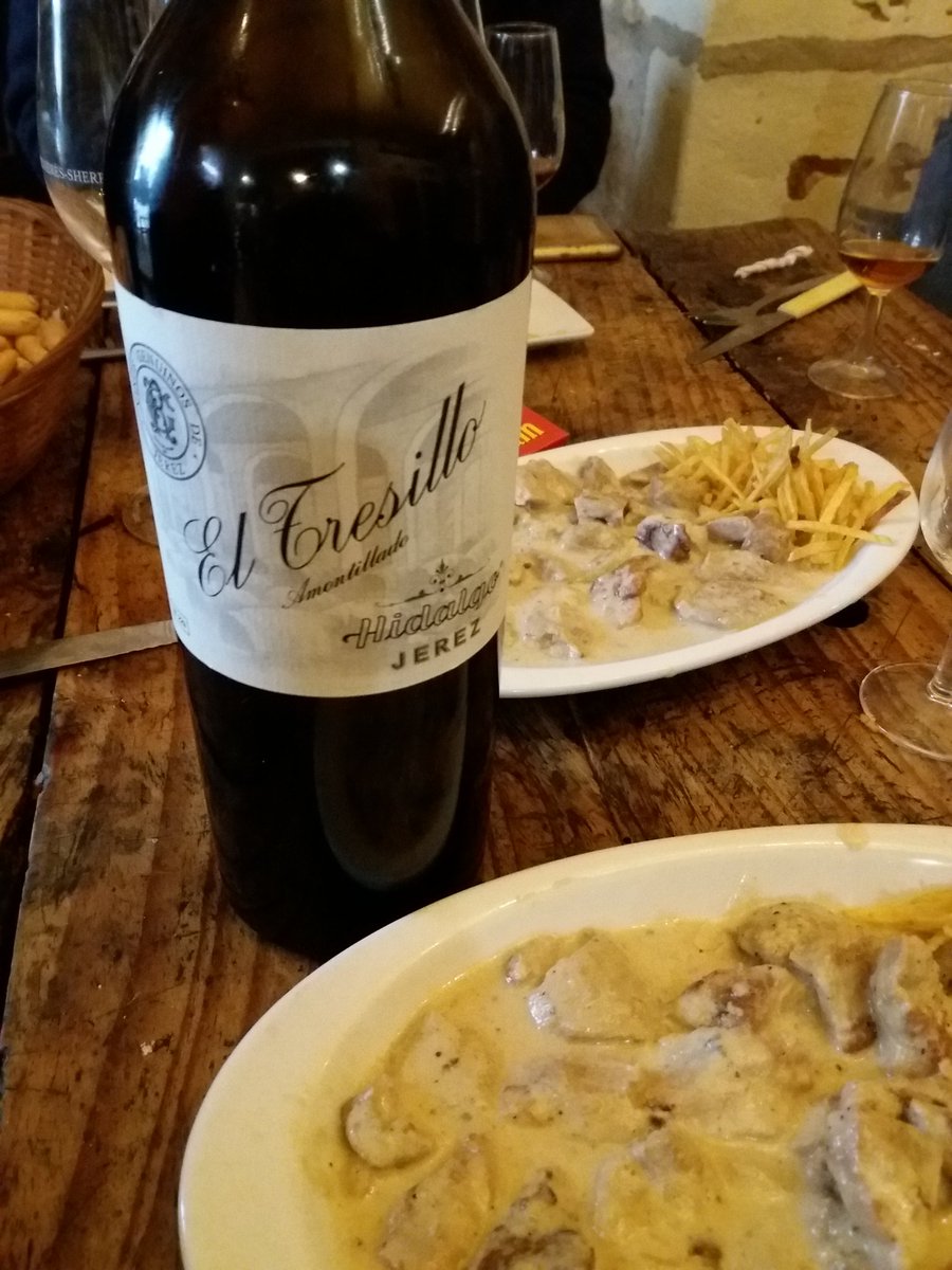 Rafaedgere's tweet photo. @CarlosEnoarquia @EuSaenz @SherryNotes @SherryWines @soleravieja @VinosJerez @spanish_wl @VinoWineES @undertheflor  Hay algo mejor que tomar un gran vino #ElTresillo #Amontillado. Pues si, tomarlo con grandes amigos @fmhidalgo y un lugar agradable @TabancoGuitarro https://t.co/x0sso79Lm9