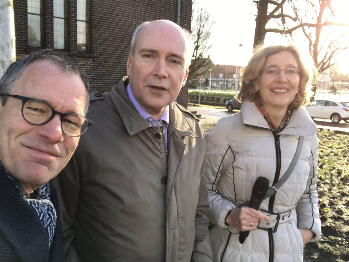 Het plein bij de <a href="/MarekerkDeMeern/">Marekerk de Meern</a> heet vanaf nu: Castellumplein! Vanmiddag was deze onthulling, selfie met wethouder <a href="/KeesGeldofVVD/">Kees Geldof</a> en wijkregisseur @LoukeVissers <a href="/GemeenteUtrecht/">Gemeente Utrecht</a> 
Veel belangstelling op het plein van omwonenden en sociale partners <a href="/martinuslos/">Martin Los</a> <a href="/112dominee/">Leon Bal</a>