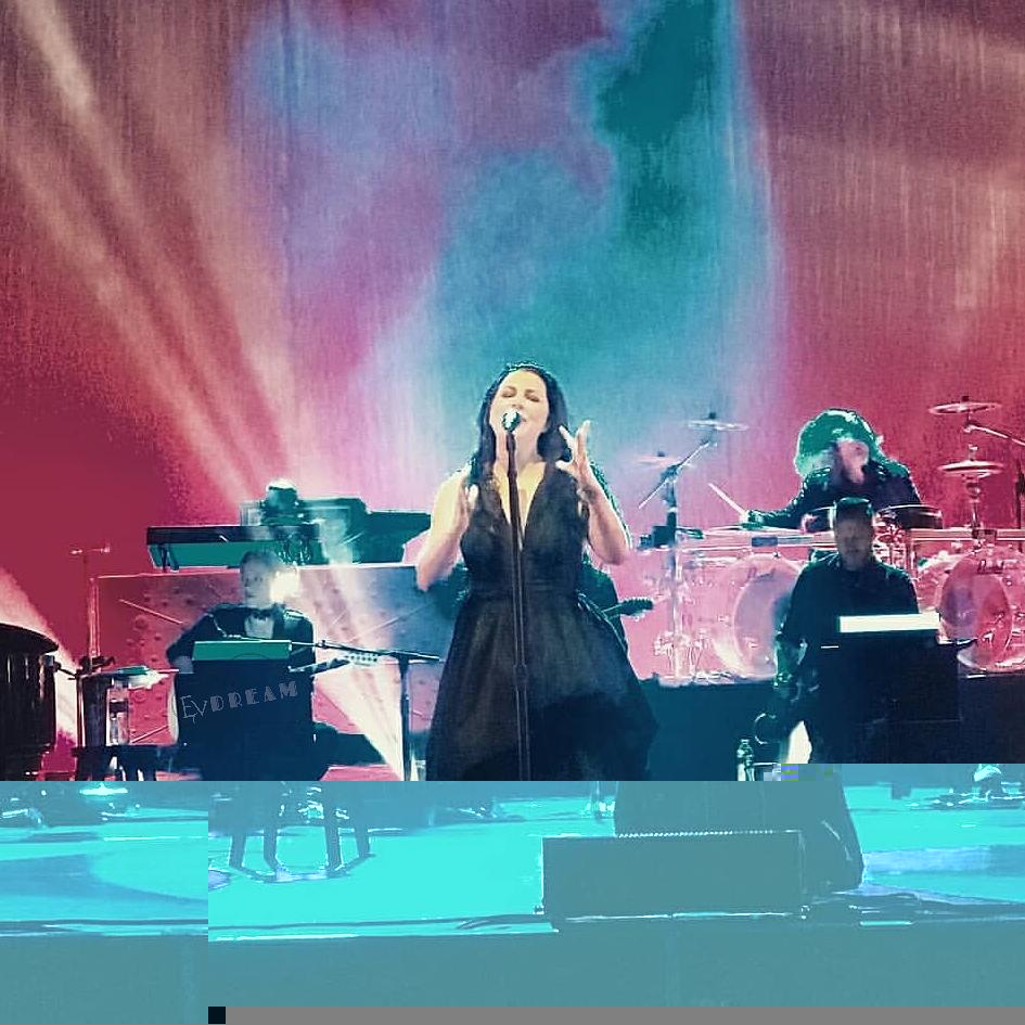 EvDreamOficial's tweet photo. Como tem uma presença de palco 😍❤

📸: evanescencesoucerfrance 

#Evanescence #Evanescencefan #EvanescenceIsBack #Synthesis #SynthesisLive #SynthesisTour #SynthesisTour2017 #AmyLee #JenMajura #TroyMclawhorn #WillHunt #TimMcCord #SusieSeiter  #Orchestra #grandtheatre #Reno https://t.co/tQZKVpTbBI