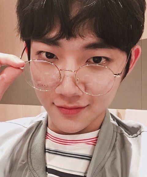 19990809seop's tweet photo. 형섭아 괜차나 도수없는 안경 껴줘.. https://t.co/WNGFtVcmhW