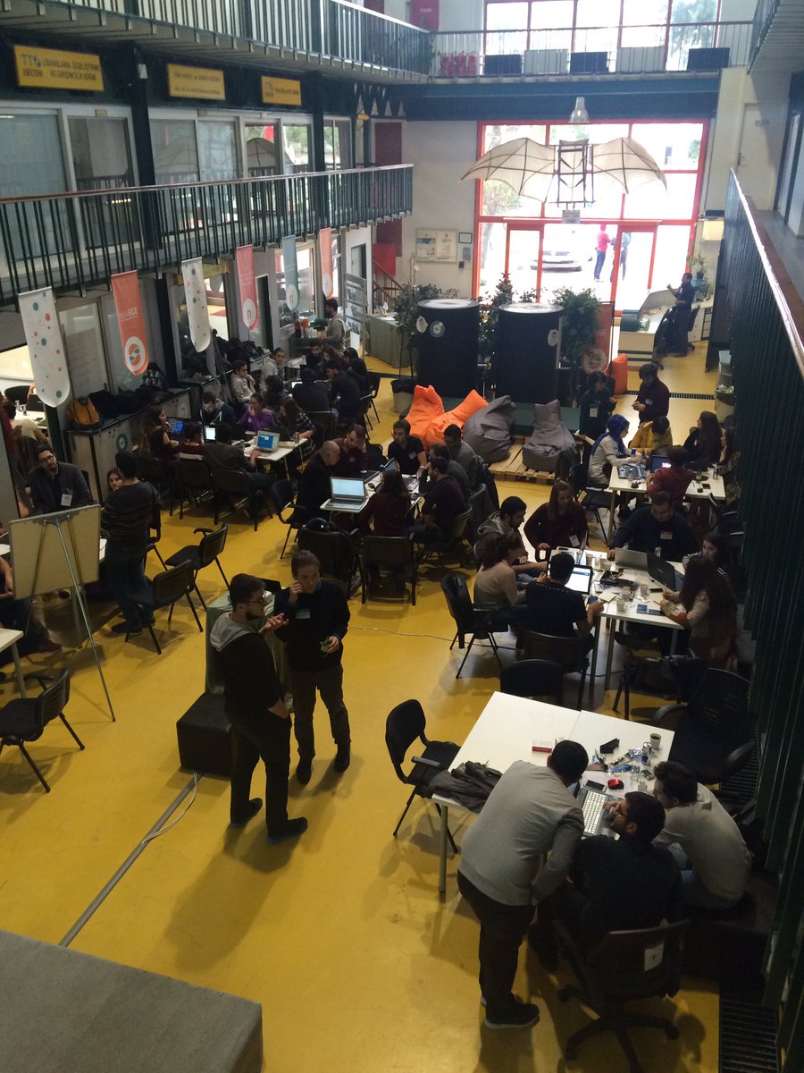 nuvege's tweet photo. #Hack4Wellbeing 'de takımlar çalışmaya başladı! İl fikirleri masada! @startinizmir @izmirkalkinma @UniversiteEge @ebiltemtto @EGETeknopark @protelye https://t.co/gP6BvuqH3l