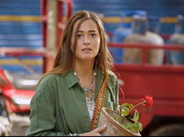 هي اخت منة شلبي ؟ ولا بنت خالة امينة خليل ؟ ولا مين دي طيب