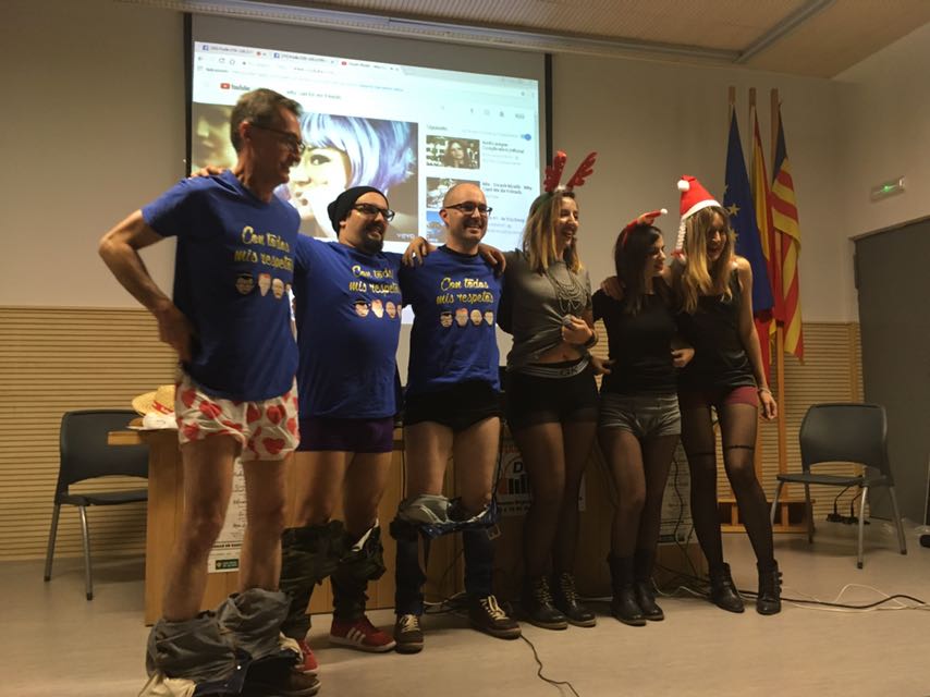 Pepilucibompod's tweet photo. Ayer se demostró que el escote masculino es unisex. Un placer compartir escenario con @MisRespetosPod #laresacanonosdapamas #dskpod https://t.co/qstZs6WB3Q