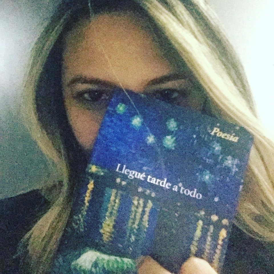 Este libro llegó justo a tiempo para el cumpleaños de esta gran amiga. Lo que ella no sabe es que el regalo es también para mí que tenga ese libro en sus manos. <a href="/AlegnaSol/">Puntos Suspensivos...</a> #LleguéTardeATodo