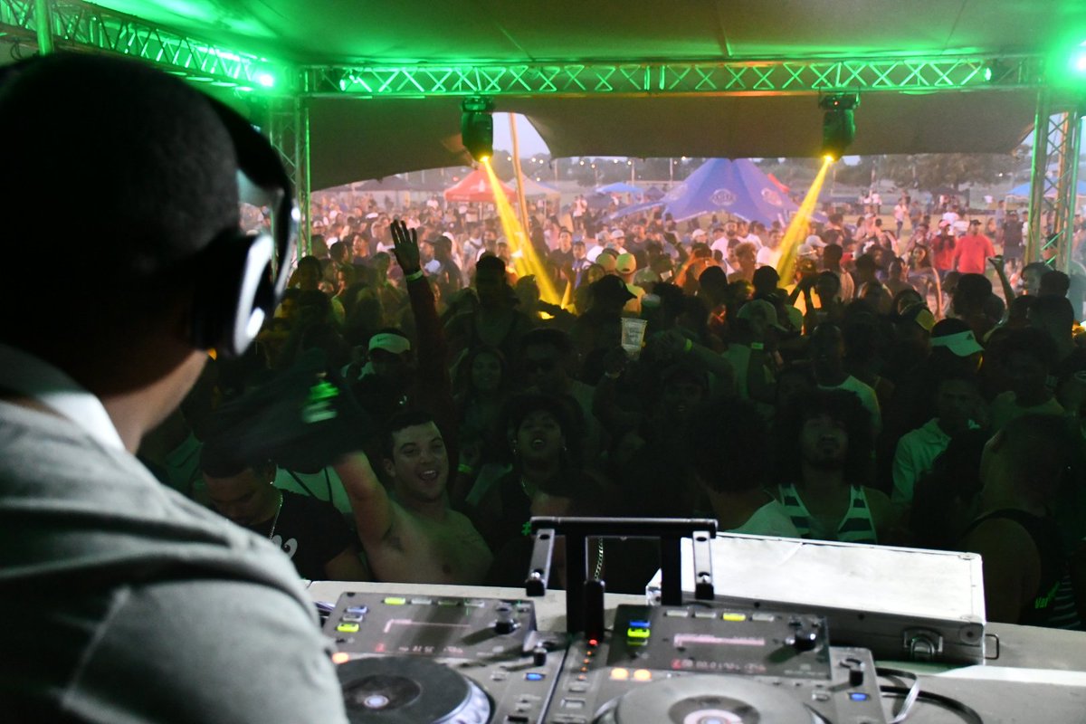 GoodHopeFM's tweet photo. Fields of people for remix extraordinaire DJ Chello
#SummerSplash2017
#DrsInTheHouse https://t.co/Saby34lRsS