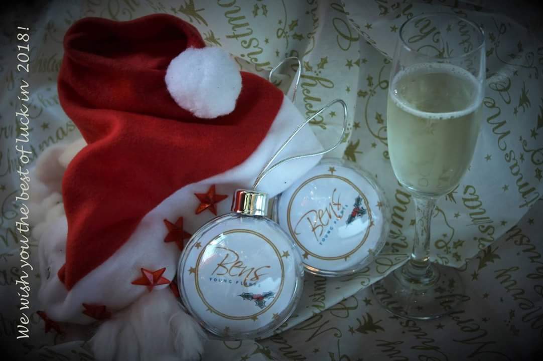 Wij wensen iedereen hele warme, gezellige en liefdevolle feestdagen! En veel geluk in 2018!