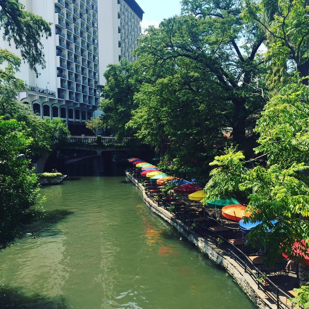 Sunshine and strolls along the River Walk go together like big things and Texas. 📷: eclecticenthusiasms