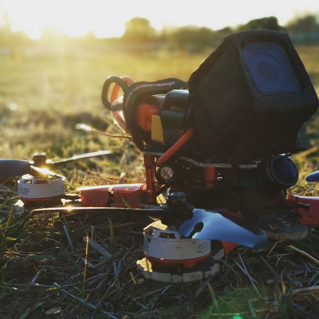 GregUndercover's tweet photo. Golden hour with @fpvracingspot ^^ #drone #fpv #droneracing #fpvracing #fpvfreestyle #quaddiction #breakingdrones #emax #edfdron #dronestagram #fpvlife #quadcopter https://t.co/phabzPPr1x https://t.co/NjQFbmdsW2