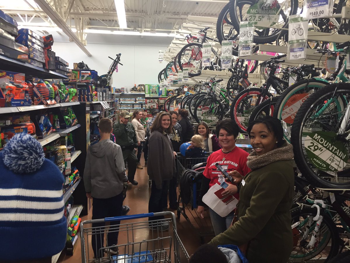 Check out time <a href="/IndStatePolice/">Indiana State Police</a> Bartram Christmas for Kids <a href="/Walmart/">Walmart</a>.
Thank you Indiana's  @FLJanetHolcomb for your help today and shopping with the children. #elfontheshelf.
