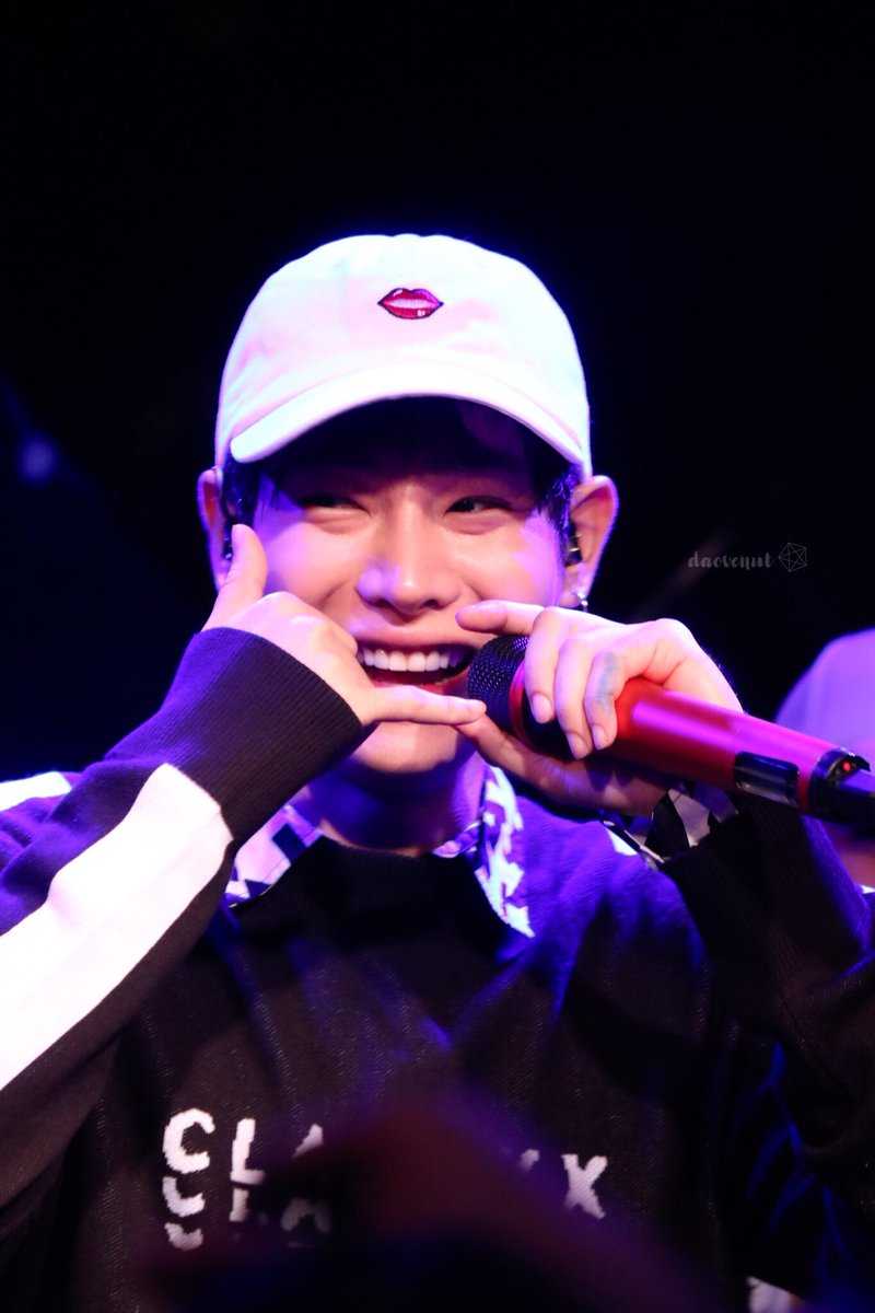 daovenut's tweet photo. พี่โชคกับการโทรสั่งพิซซ่าให้มาส่งที่สุสาน 😂😂 #เป๊กผลิตโชค
#PeckPalitchoke
#palitgallery https://t.co/J3Pgm1b0Bg