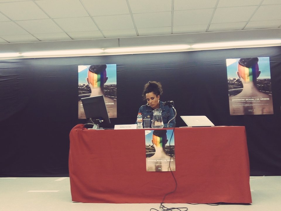 CCCiutat2017's tweet photo. Comença la conferència d'Andrea Corrales: "El devenir público del cuerpo queer."
#CCCiutat2017 https://t.co/8zniXGPvwV