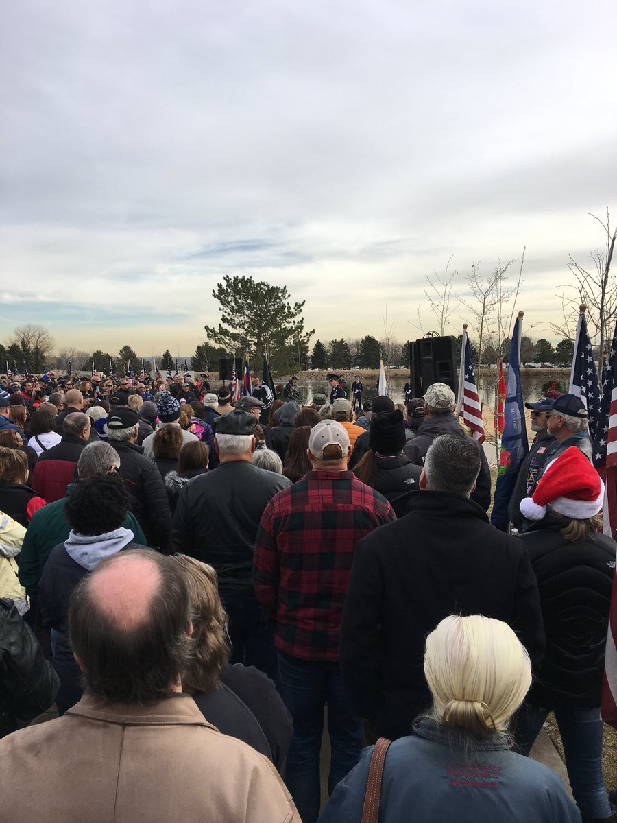 KristenRBeatty's tweet photo. Hundreds, maybe thousands, came out to #FortLogan cemetery today to honor our fallen patriots with @WreathsAcross America #USAFbrat #GodBlessAmerica https://t.co/PbUzyFeJIw