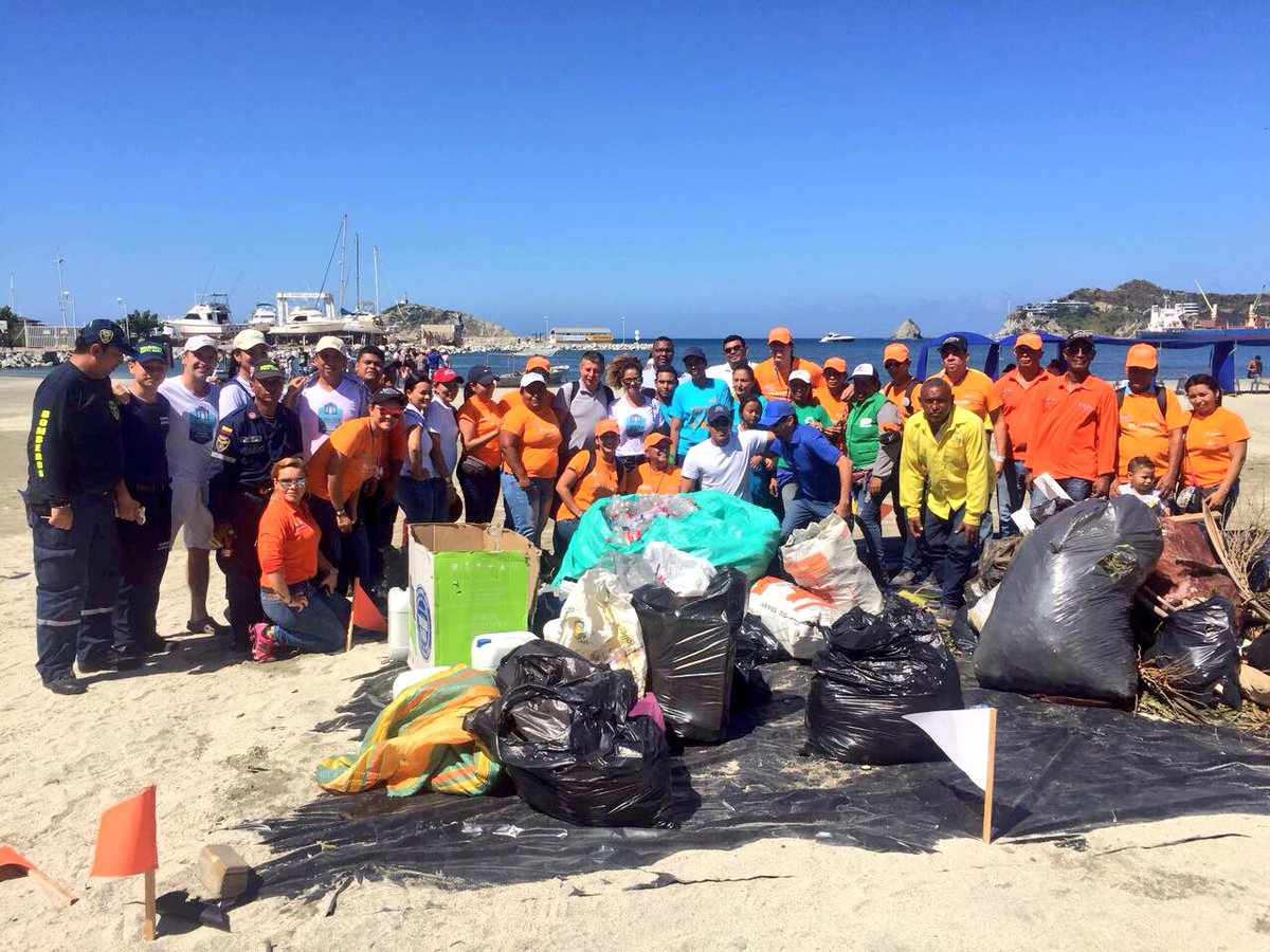 INDETURSMR's tweet photo. Unidos por un mismo fin #Playaton mantener nuestras playas limpias #SantaMartaLinda #ElParcheEsEnSantaMarta @essmar_esp @BOMBEROSANTA @ThisIsStoryland #Voluntarios #ProCentro https://t.co/4aco0knZfa